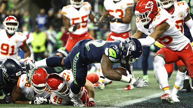 seahawks-chiefs-defense-chris-carson.jpg